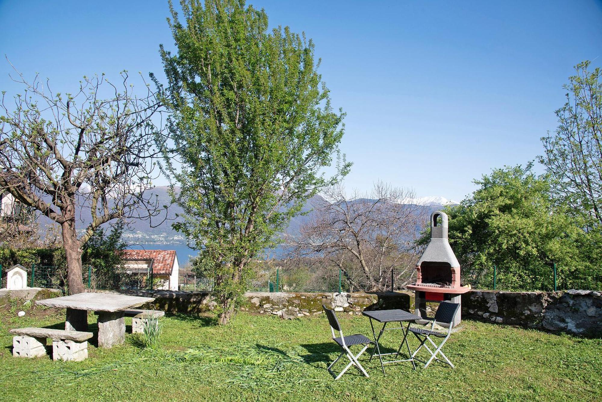 Ferienwohnung La Vecchia Torre Porto Valtravaglia Exterior foto